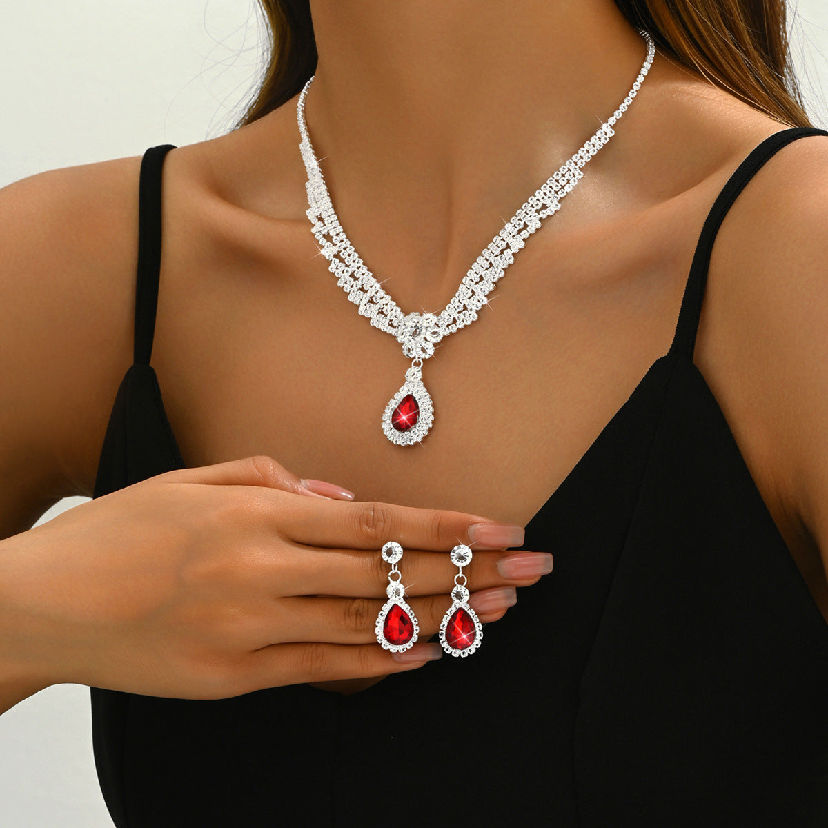 Diamond-Studded Teardrop Flower Necklace and Earring Set | Chic Floral Crystal Jewelry Set for Women | High-Sense Evening Party Jewelry | Trendy Minimalist Teardrop Pendant Set | 2026 High-Fashion Luxury Bridal Jewelry