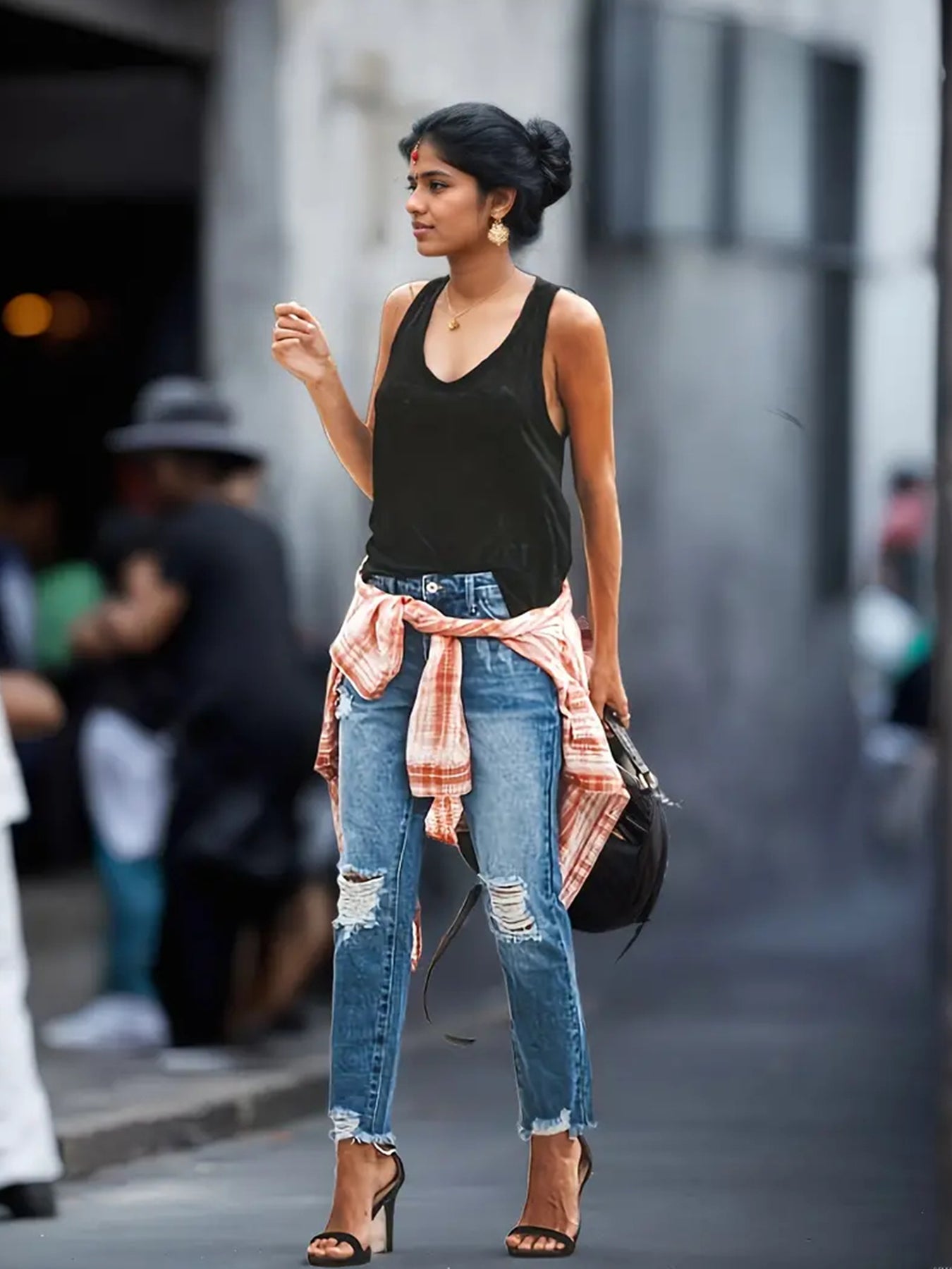 Women’s Stretchy Boyfriend Jeans | Ripped Distressed Relaxed Fit Denim | High-Sense Comfortable Five-Pocket Jeans | Trendy Faded Wash Boyfriend Denim | 2026 High-Fashion Urban Distressed Pants