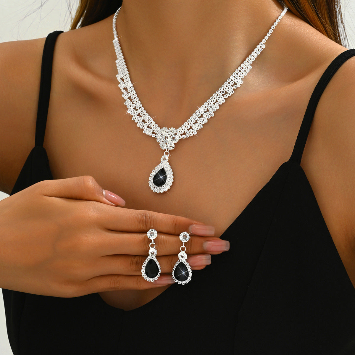 Diamond-Studded Teardrop Flower Necklace and Earring Set | Chic Floral Crystal Jewelry Set for Women | High-Sense Evening Party Jewelry | Trendy Minimalist Teardrop Pendant Set | 2026 High-Fashion Luxury Bridal Jewelry