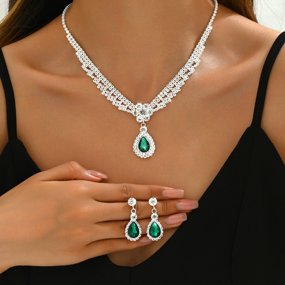 Diamond-Studded Teardrop Flower Necklace and Earring Set | Chic Floral Crystal Jewelry Set for Women | High-Sense Evening Party Jewelry | Trendy Minimalist Teardrop Pendant Set | 2026 High-Fashion Luxury Bridal Jewelry