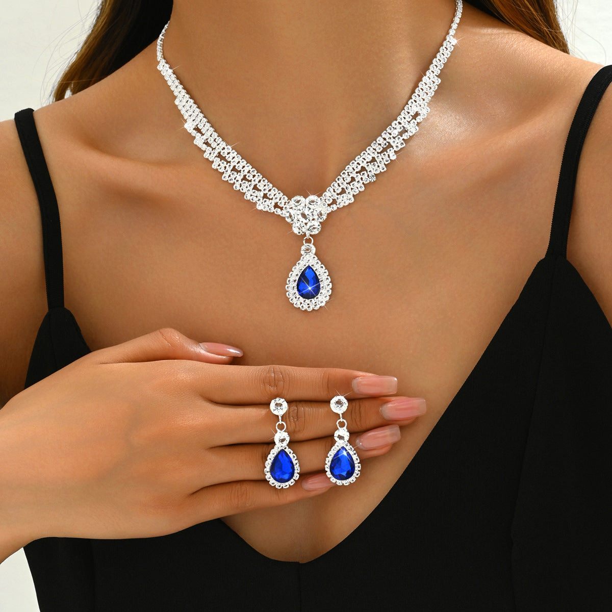 Diamond-Studded Teardrop Flower Necklace and Earring Set | Chic Floral Crystal Jewelry Set for Women | High-Sense Evening Party Jewelry | Trendy Minimalist Teardrop Pendant Set | 2026 High-Fashion Luxury Bridal Jewelry